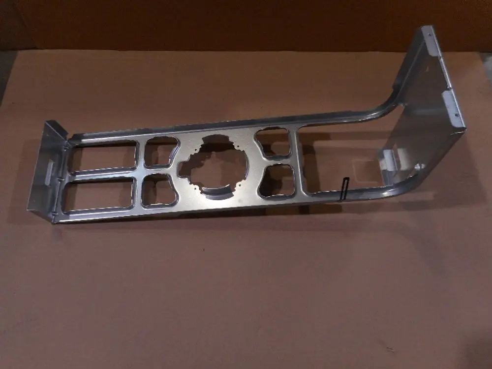 Metallische Halterung von Remeha, mit mehreren Ausschnitten und Befestigungsöffnungen, auf einem flachen Untergrund platziert.